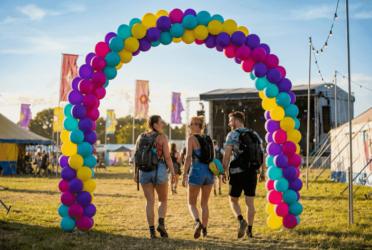 PilaMania ballonpoort als festivalingang met publiek dat doorloopt