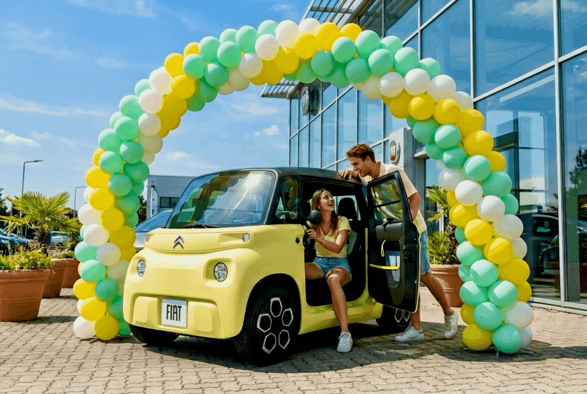 Ballonnenboog in frisse groentinten boven de hoek met elektrische wagens in een showroom