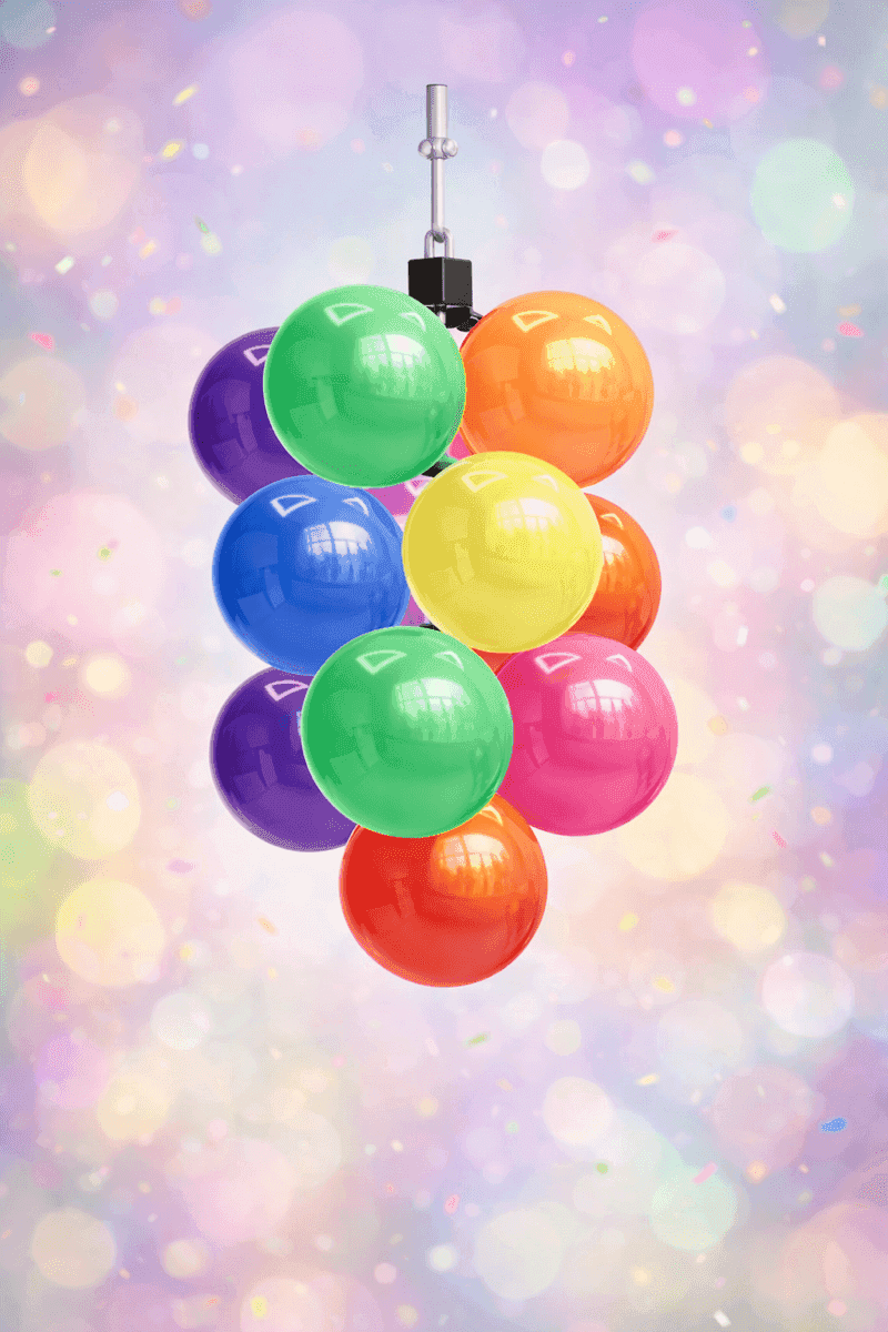 Hangende ballontros met 13 ballonnen in regenboogkleuren aan plafondhaak