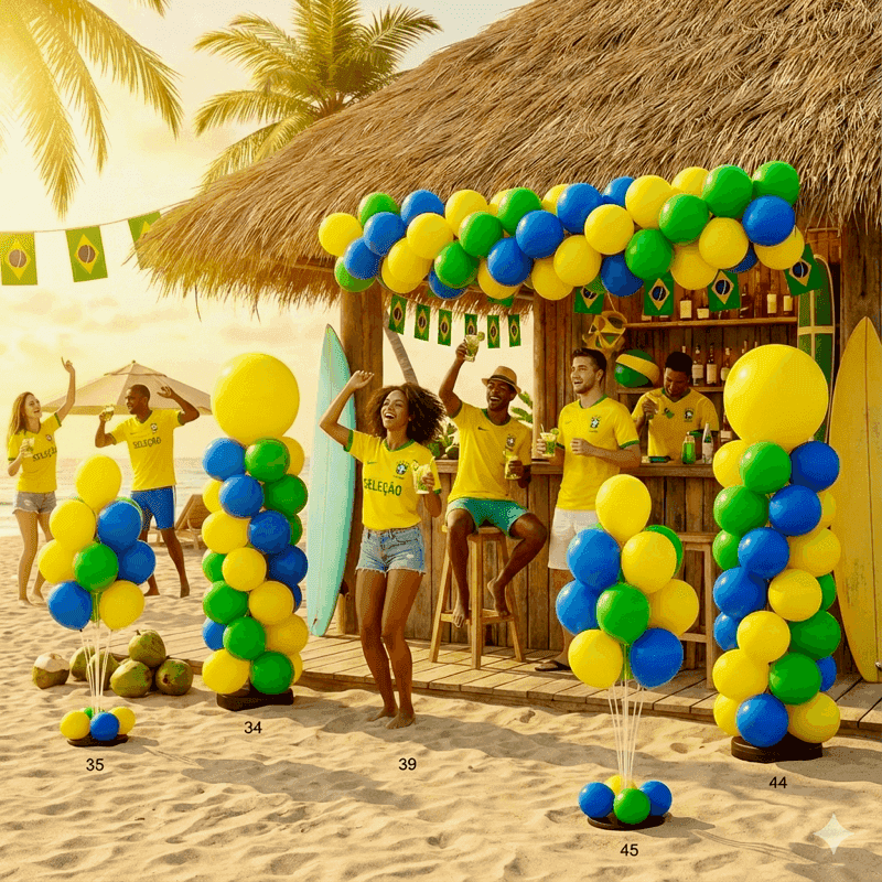 Geel-groen-blauwe ballonpilaren en ballonnenbogen bij een strandbar tijdens een voetbaltoernooi