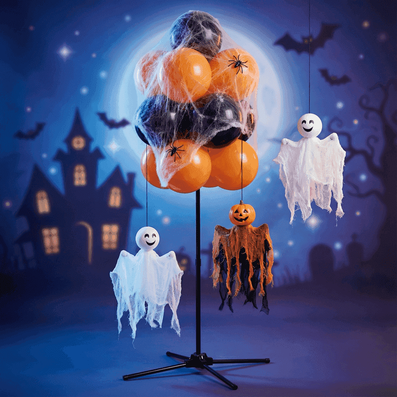 PilaMania ballontros gedecoreerd voor Halloween met hangende witte spookjes van gaas, oranje pompoen-spook en spinnenwebben — kindvriendelijke herbruikbare Halloween ballondecoratie