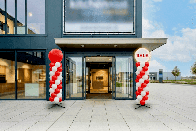 Dezelfde winkelentree met strakke, professionele PilaMania-ballonpilaren die er na weken nog perfect uitzien