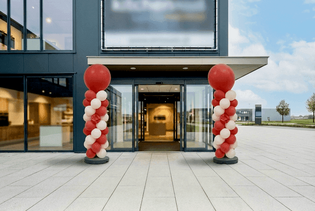 Winkelentree met verwelkte, slappe traditionele ballonpilaren na één dag gebruik