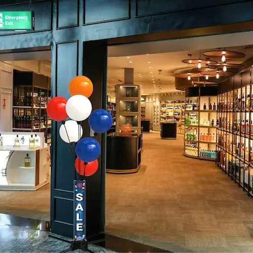 Hetzelfde stoepbord met ballonnen bij de ingang van een winkel