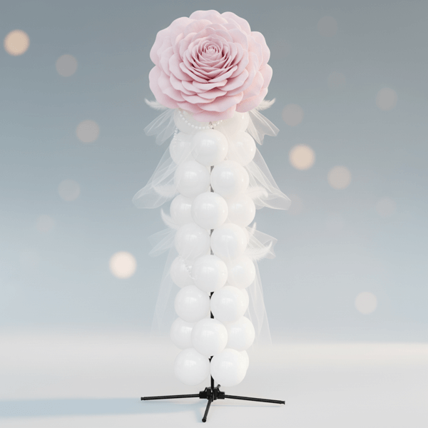 Trouwfeest ballonpilaar met verse rozen, tulle en veren